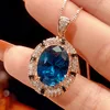 Colgante de cristal azul puntiagudo con cadena de eslabones.