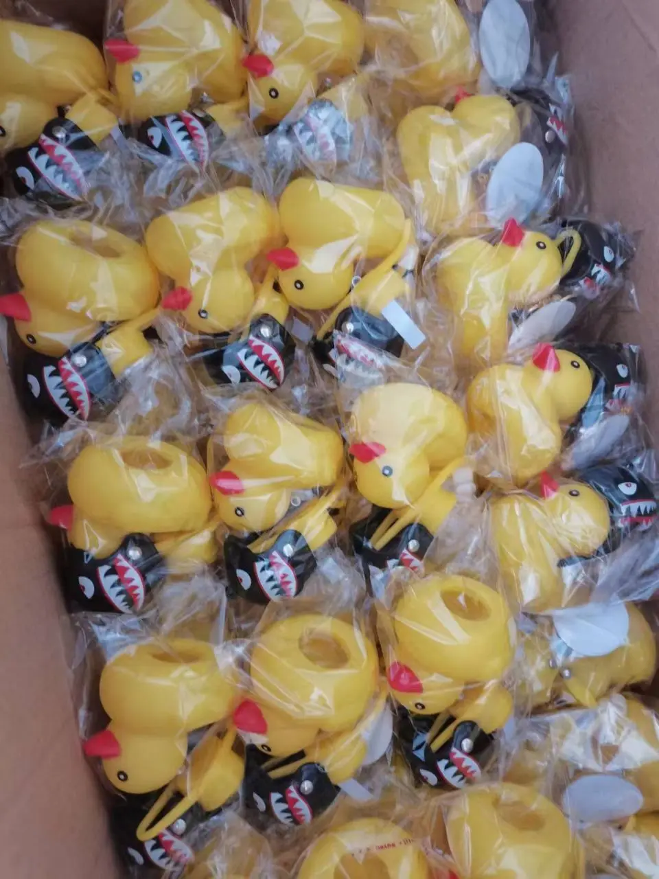 Мотоциклетный шлем с рогом желтой утки