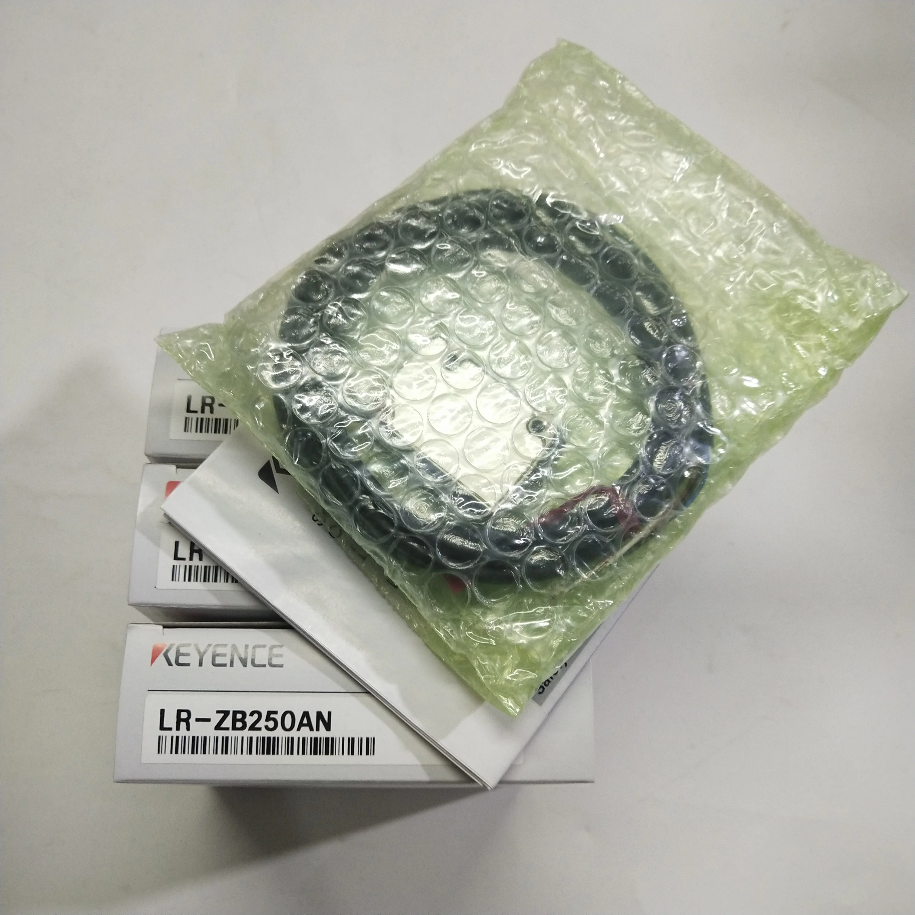 KEYENCE LR-ZB250AN Laser Sensor - Reliable Distance Measurement