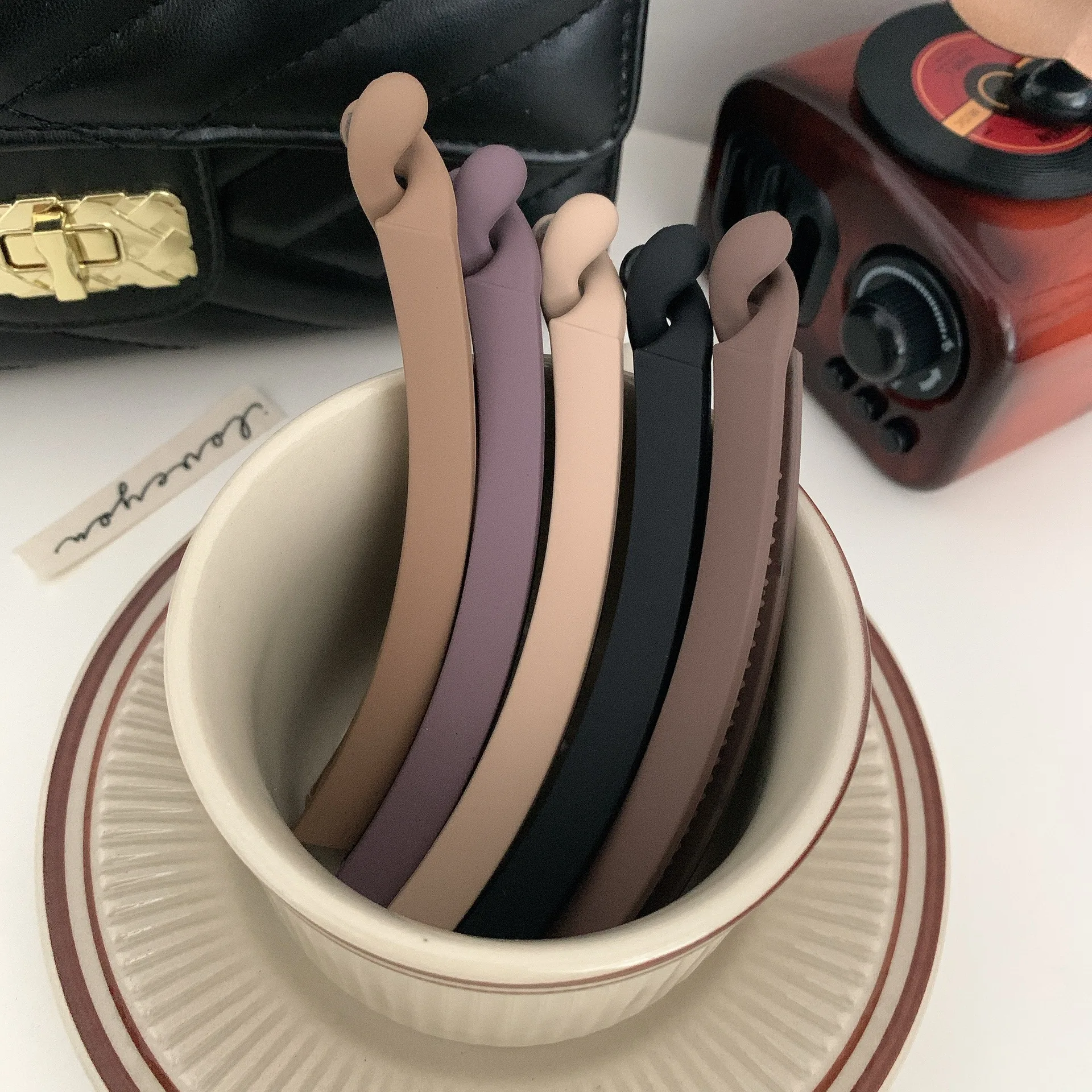 Модная пластиковая большая заколка для волос в форме банана, оптовая продажа, элегантные черные матовые простые резиновые аксессуары для волос, заколки для волос для девочек