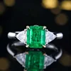 Anillo de diamantes con esmeralda natural