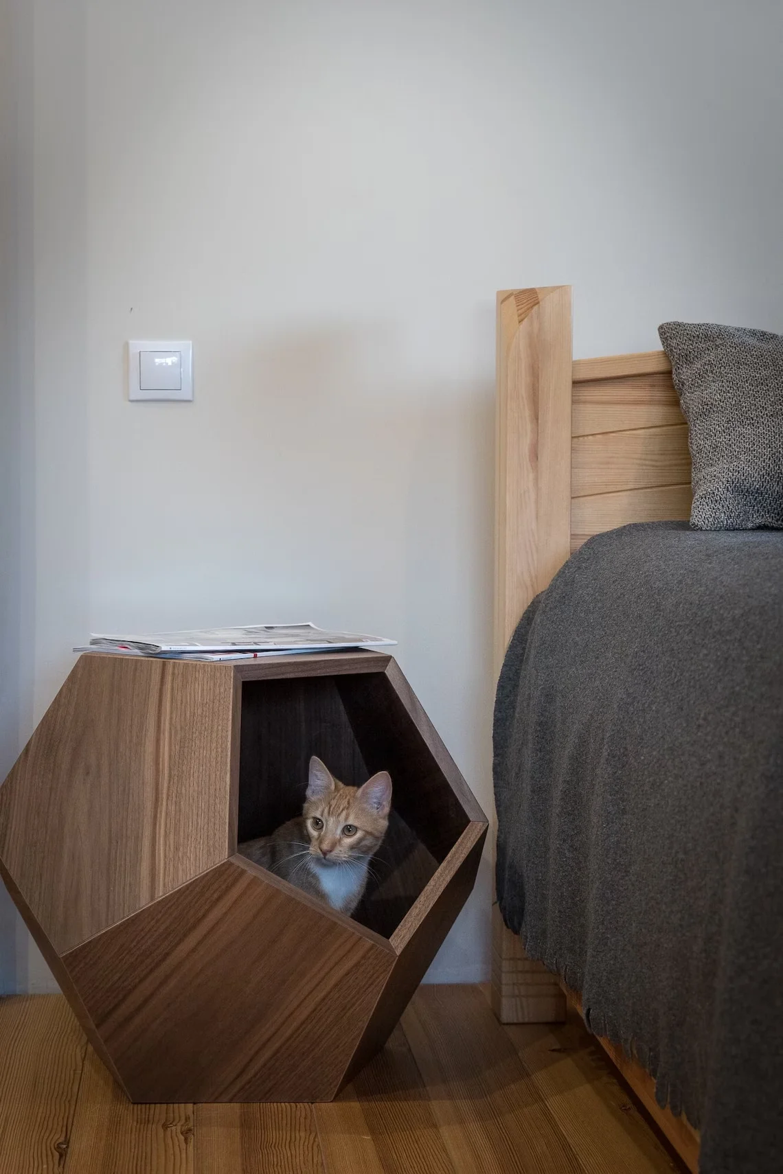 Modern Wood  Walnut Tree Veneered MDF Cat Cave  Bed, Pet Furniture Geometric Side Table
