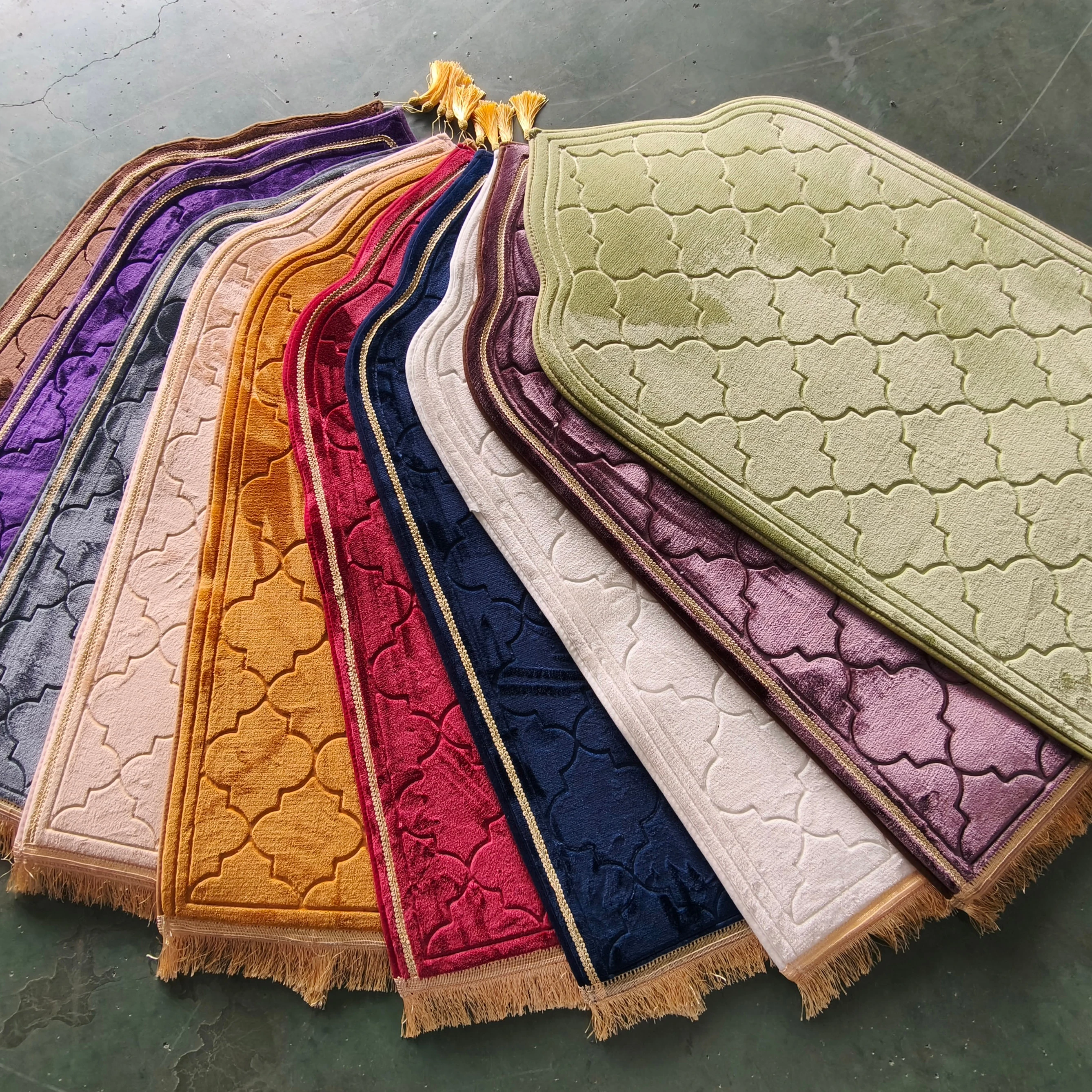 Factory Direct Sales Wholesale Muslim Embossed Worship Blanket Prayer Mat Islamic Prayer Rug with Tassels