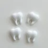 Petites dents blanches