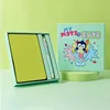 Juego de bolígrafos y cuaderno verde lima.