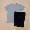 Gris y negro