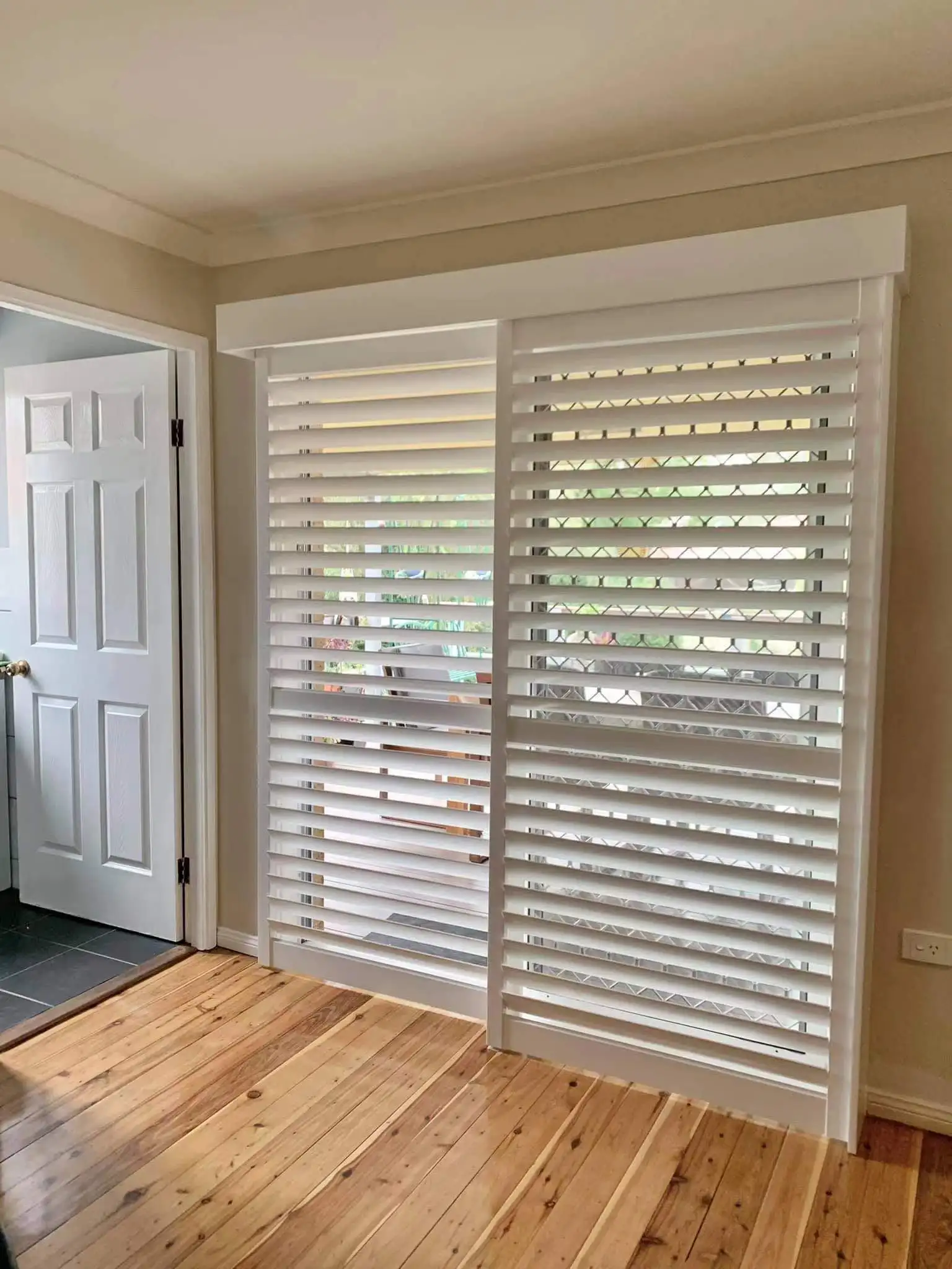 Customized European Style Exterior Decorative Window Shutters With White Color PVC Frame Plantation Shutters
