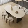 Un tavolo con sei sedie