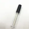 Tube brillant à lèvres avec dessus noir mat