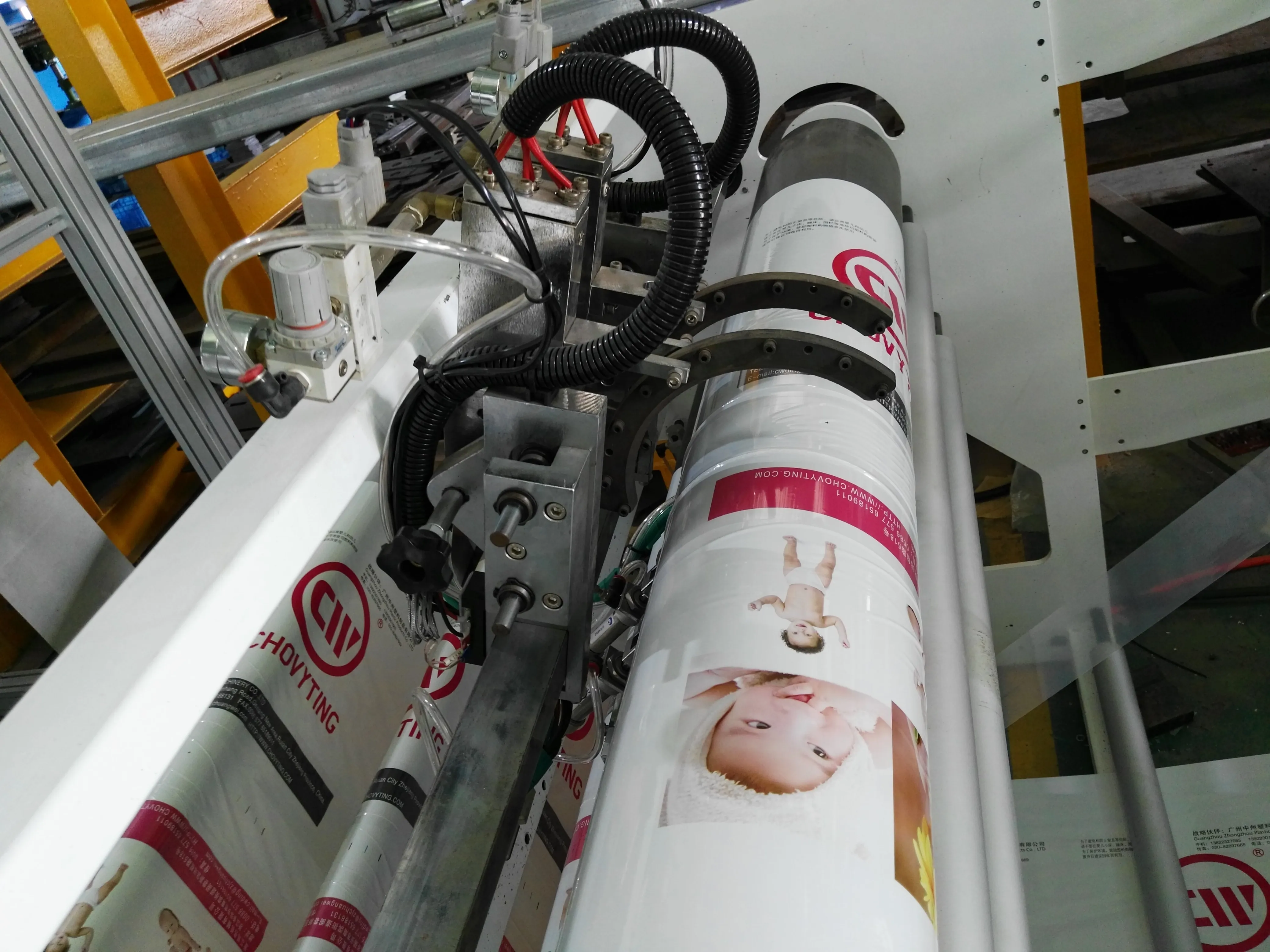 Automatic PE OPP Bottom Sealing and Cutting Plastic Bag Tissue Baby Diaper Heat Side Seal Punching Handle Bag Making Machine