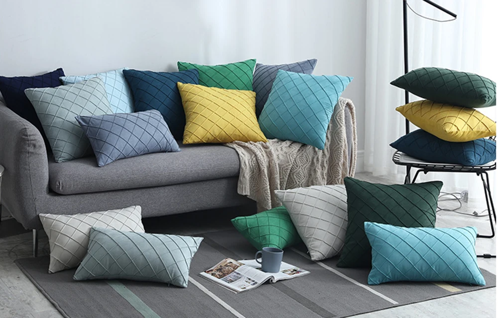 Декоративные бархатные подушки на диван