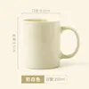 Tasse jaune crémeuse