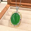 Colgante de calcedonia verde con cadena de eslabones cuadrados.