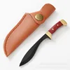 Cuchillo pequeño curvo con mango de madera y hoja negra.