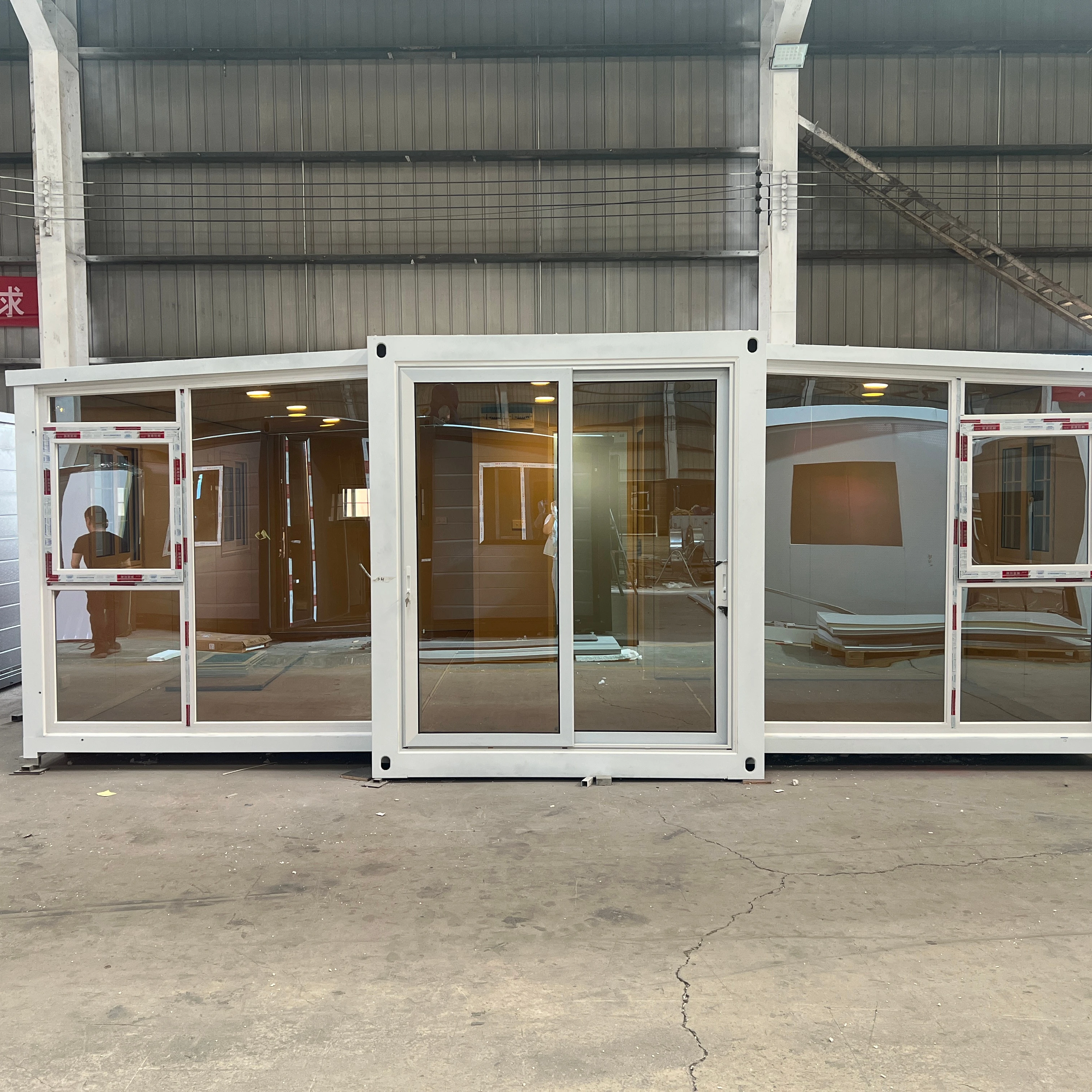 The Newly Designed Luxury Prefabricated Container House Is a Portable 40-foot Foldable and Expandable Container House