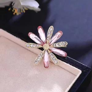 Elegant Diamond Crystal Pin Brooches New Fashion High-End Compact Ladies Suit Accessory Versatile Daisy Brooch for Party & Gift