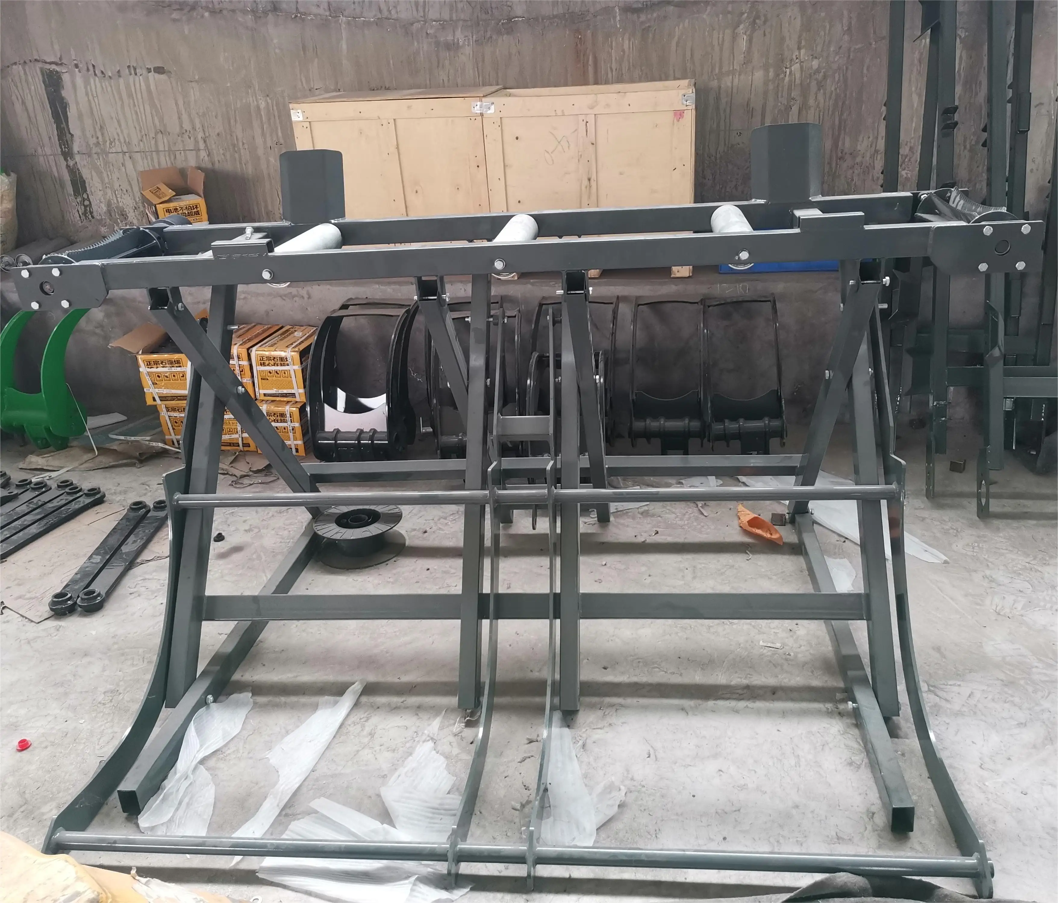 Bossworth Log Table with Hydraulic Feed Roller and Hydraulic Chain Log Deck with Hydraulic Feed Rollers and Hydraulic Chain
