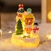 Casa de jengibre de resina con muñeco de nieve.