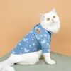 Camisa vaquera azul claro con estampado de mariposas.