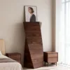 Mobile in legno massello con impiallacciatura in noce e nove cassetti