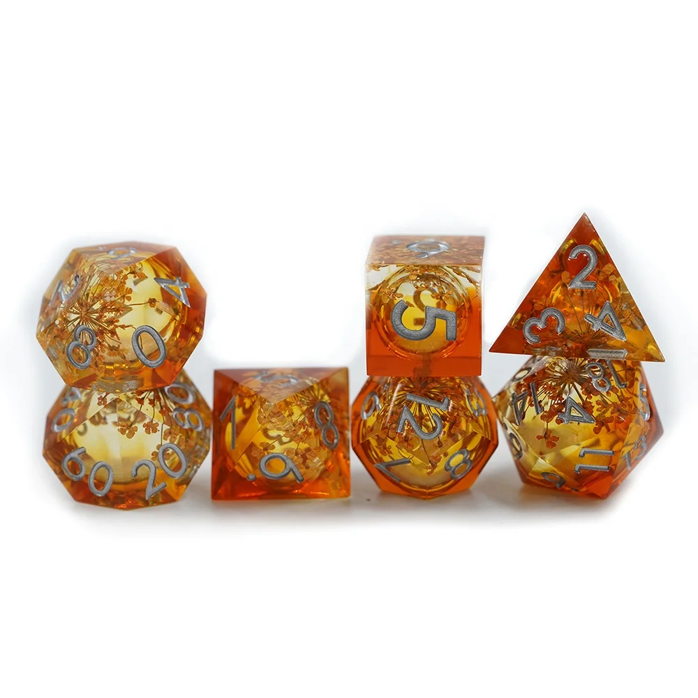 مجموعه تاس DND رزینی 7 عددی با مایع داخلی قرمز و لبه‌های تیز برای بازی Dungeons and Dragons
