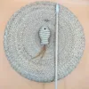 Poste de madera, cuerda de papel, pez pequeño.