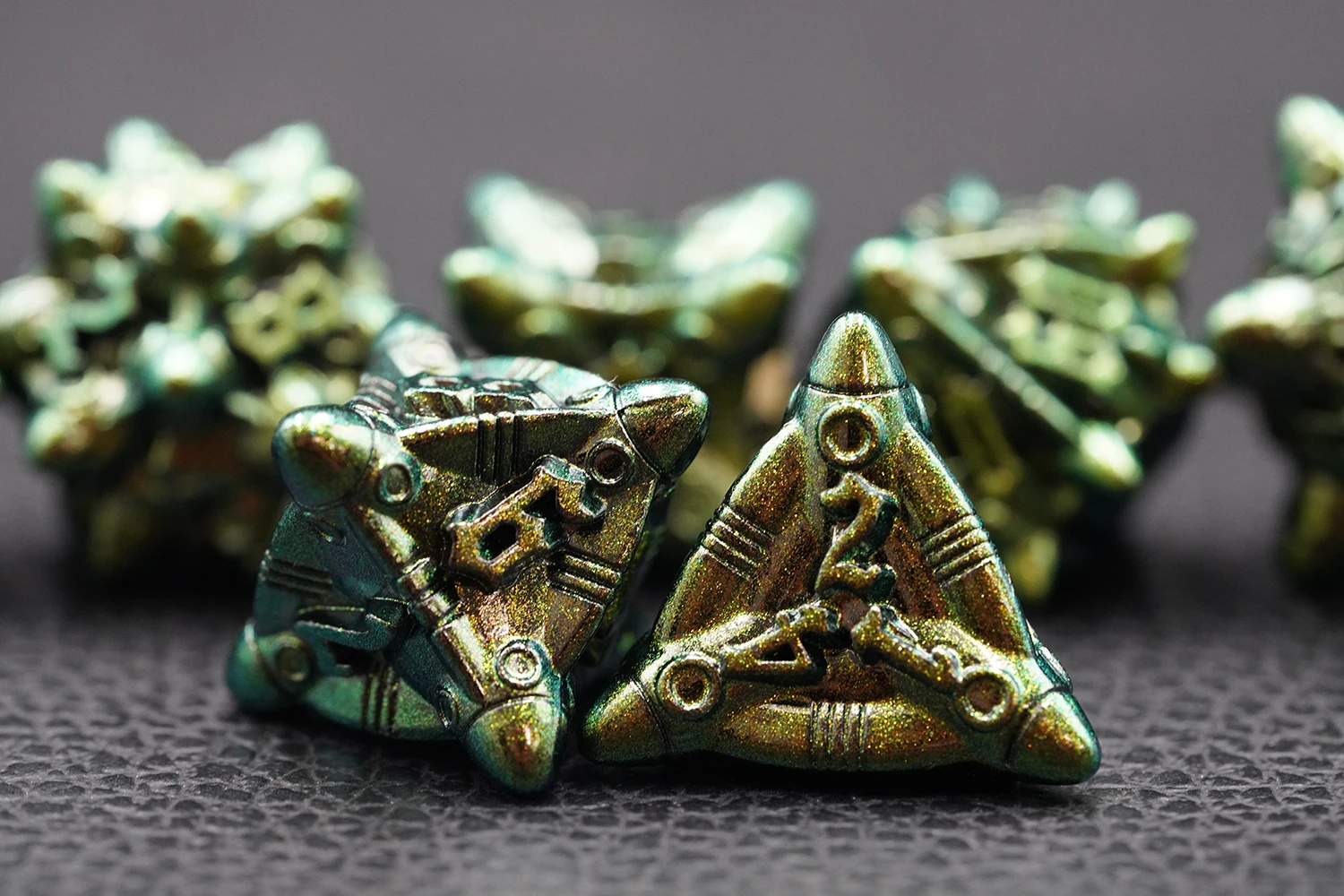Customized 7-Piece Set of 16mm Retro Golden Bronze Metal Polyhedron Dice for DND Made Zinc Alloy Featuring Dragon Dungeon Design factory