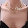 Collar de perlas, estrellas de mar y caracolas.