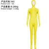 Amarillo - Estilo femenino con manos, pies y rostro al descubierto.