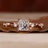 anillo de princesa con piedras laterales