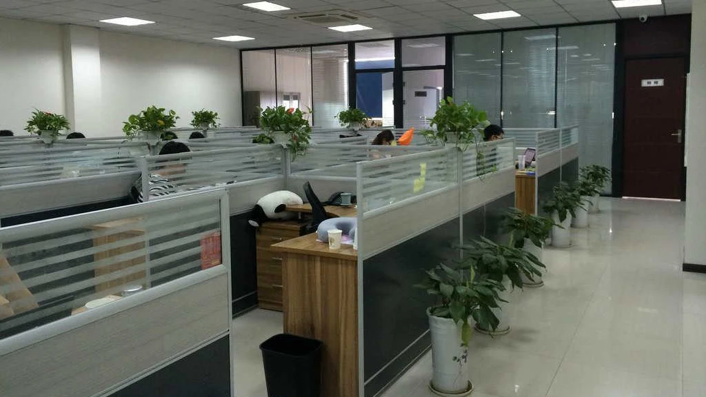 Guangzhou Lusili Clothing Co., Ltd. 1