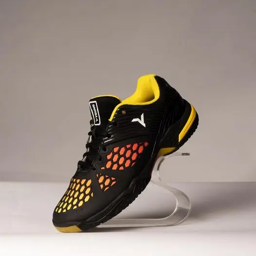 Прочная и нескользящая спортивная обувь, бренд Young Future 3, дизайн с круглой подошвой, изготовлено в Малайзии