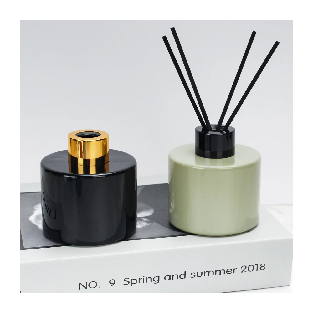 Wholesale 50ml 100ml Glass Reed Diffuser Bottle With Gold Cap Luxury Empty Glass Stick Bottle for Aroma Oil Diffuser