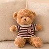 Maglione a righe rosse.