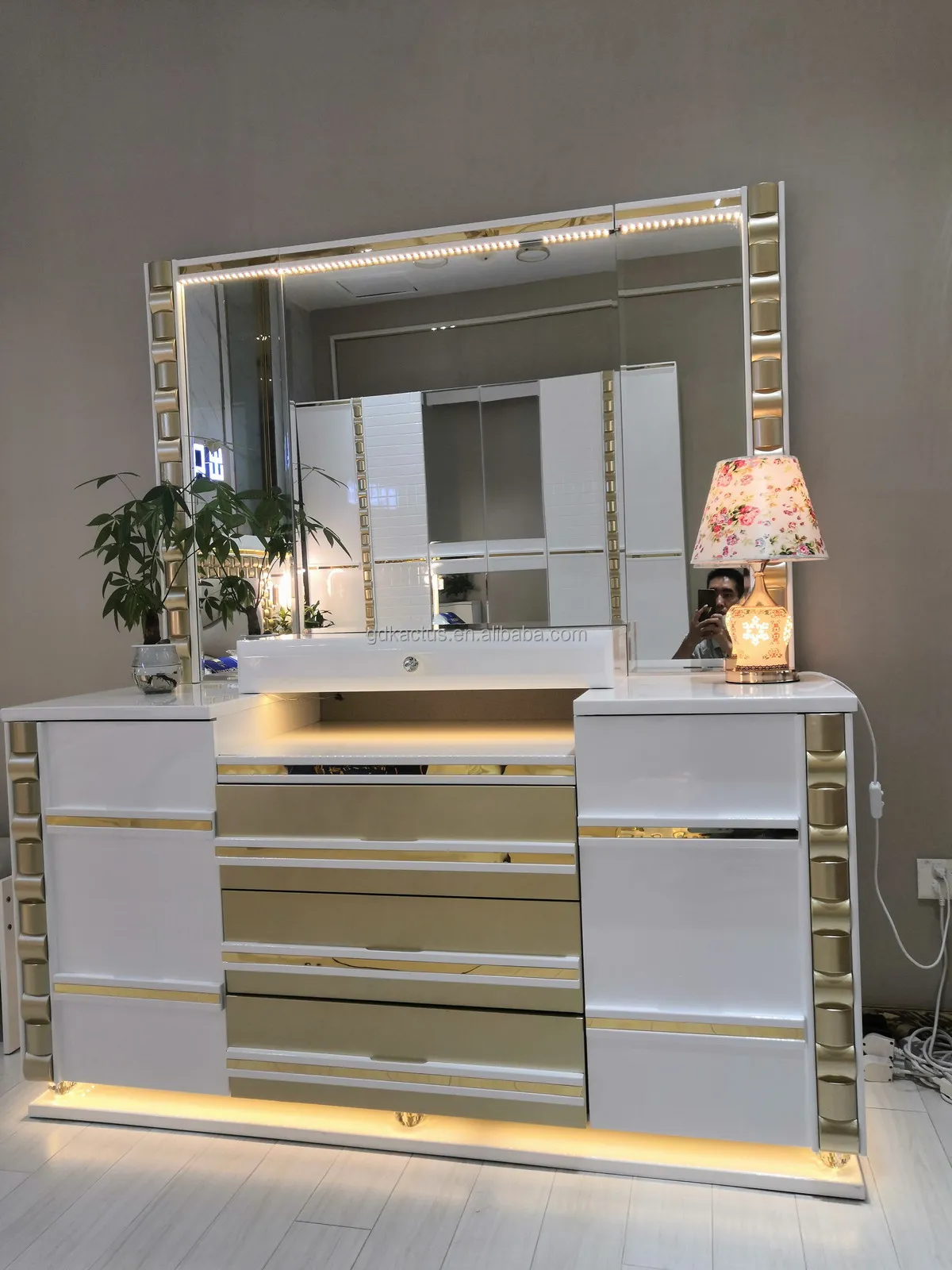 High Gloss White Elegant Modern Bedroom Furniture Set African Luxury