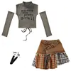Top verde oliva + Gonna marrone + Calzini con cinturino nero