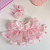 Falda de gasa rosa con detalle de corazón.