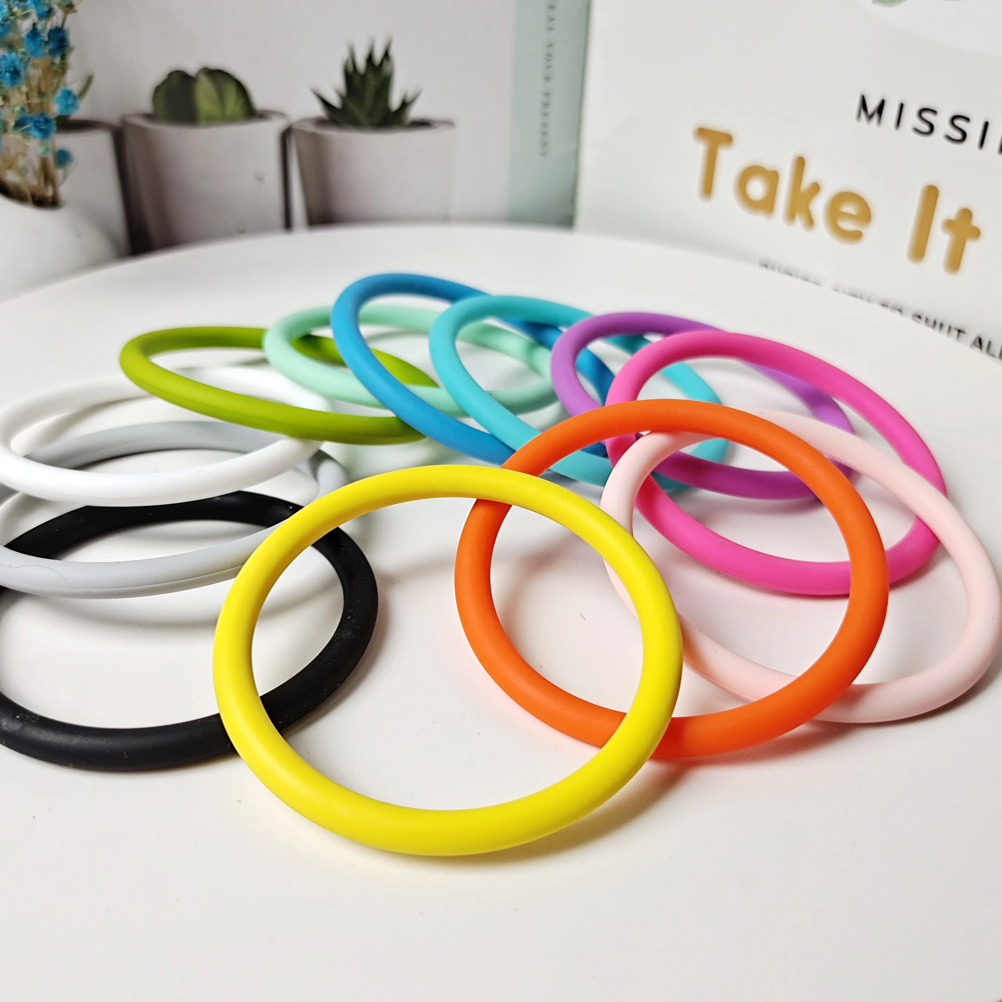 Wholesale Small Single Colors Round Stackable Collection Silicone Rubber  Wristbands Bracelets for Kids