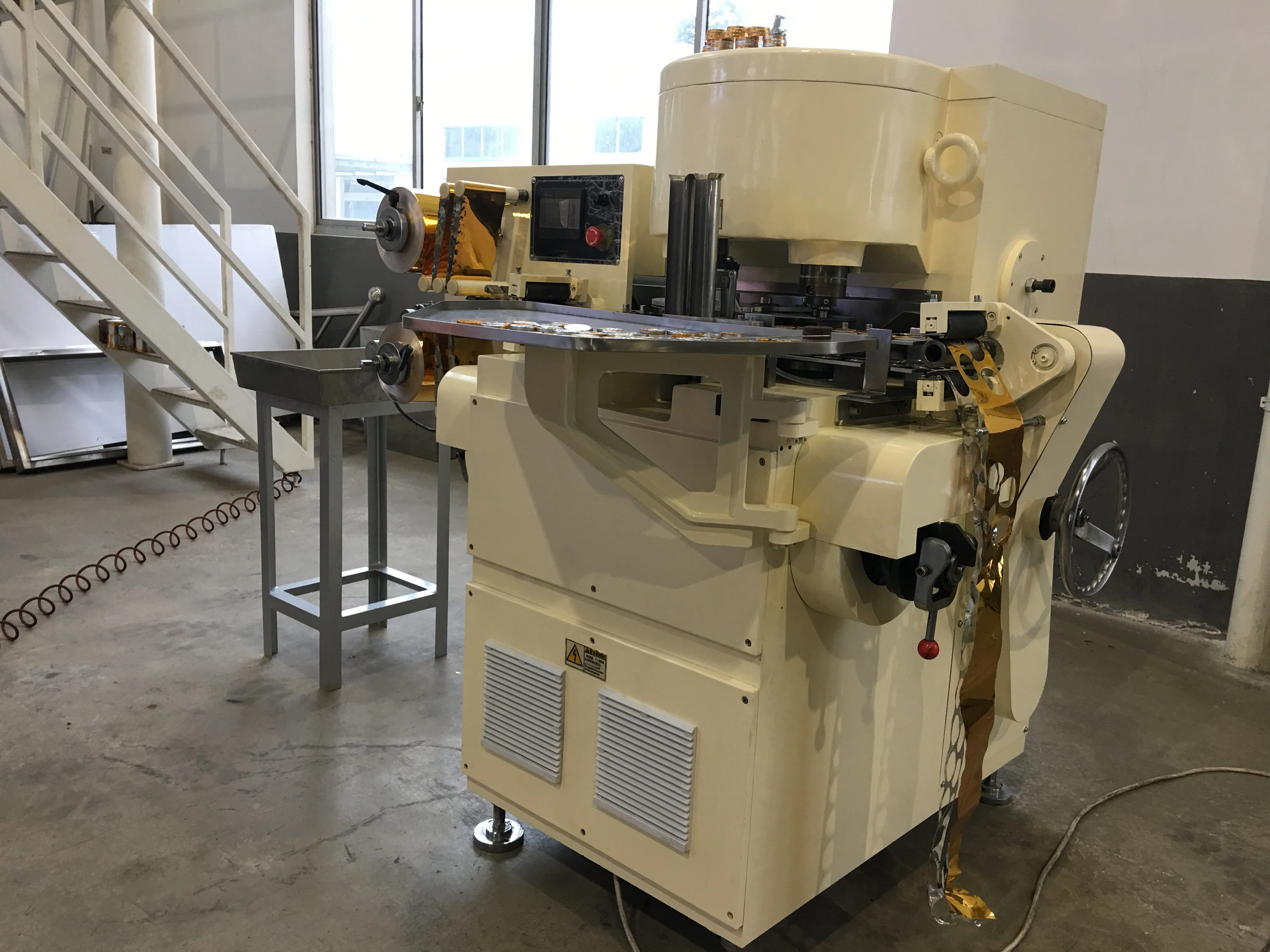 Машина для упаковки монет и шоколада