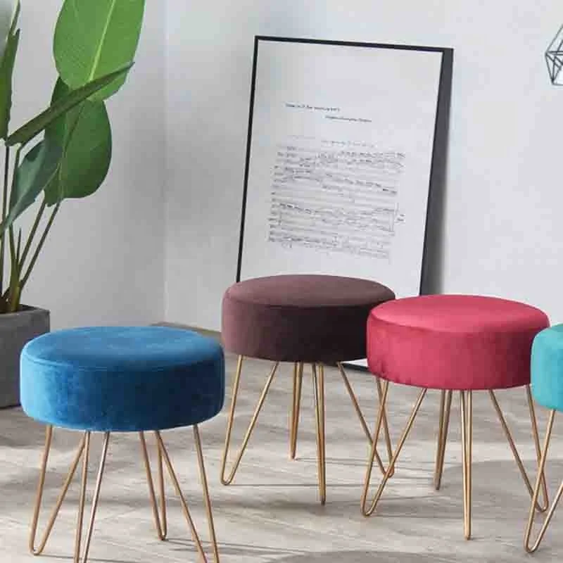 ゴールド仕上げのモダンなラウンドピンクベルベットオットマン金属
