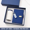 Carnet de notes avec tasse à café bleue