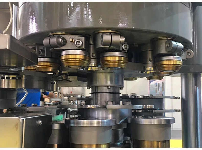 Автоматическая Заводская машина для укупорки бутылок пива стеклянных бутылок Металлическая корона