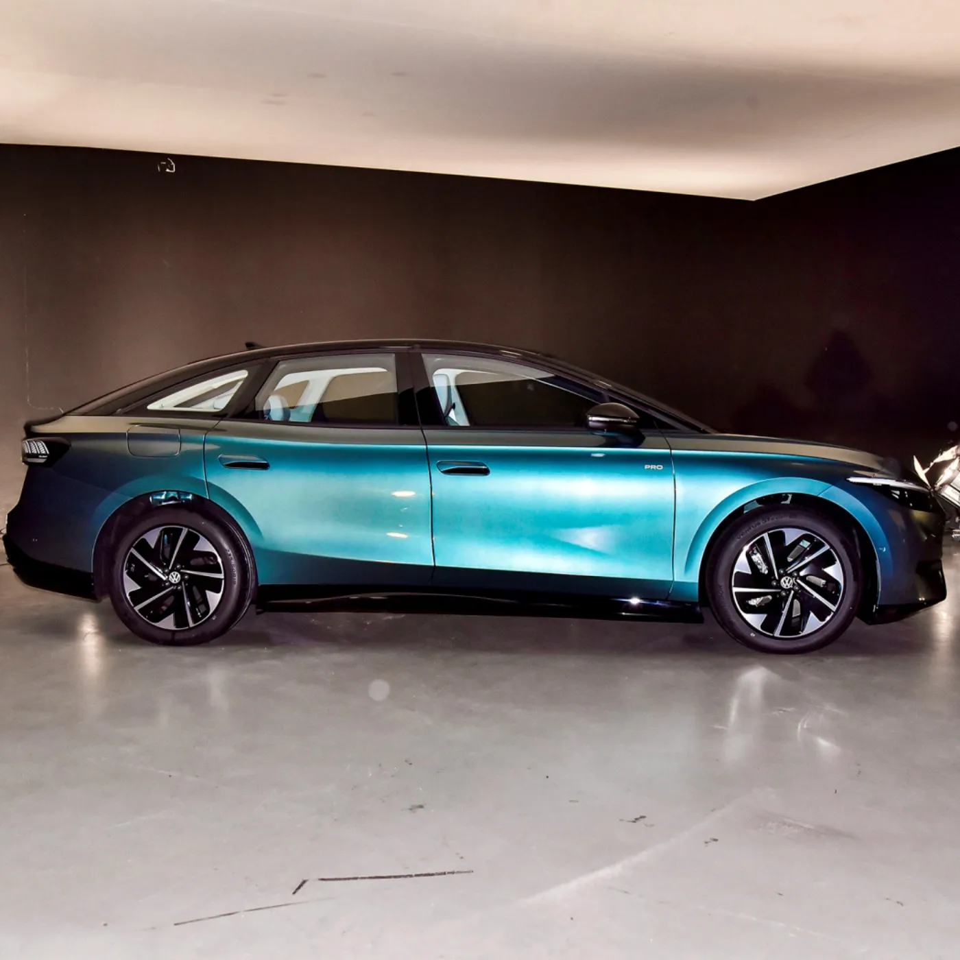 Electric EV Car 2025 VW ID.7 Vizzion 5-Door 5-Seater EV Electric SUV Sedan AWD Drive