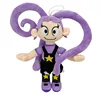 Chica con pelo largo y rizado en coágulo morado con ropehes