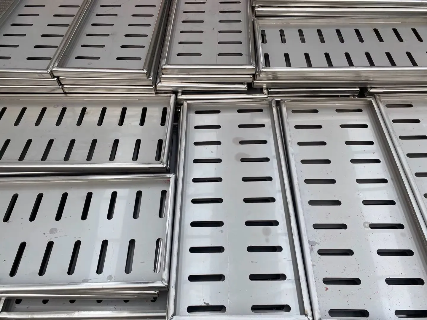 Heavy duty stainless steel floor drains for manufacturing industries and slaughterhouses