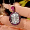 Colgante de diamante blanco con cadena de eslabones.