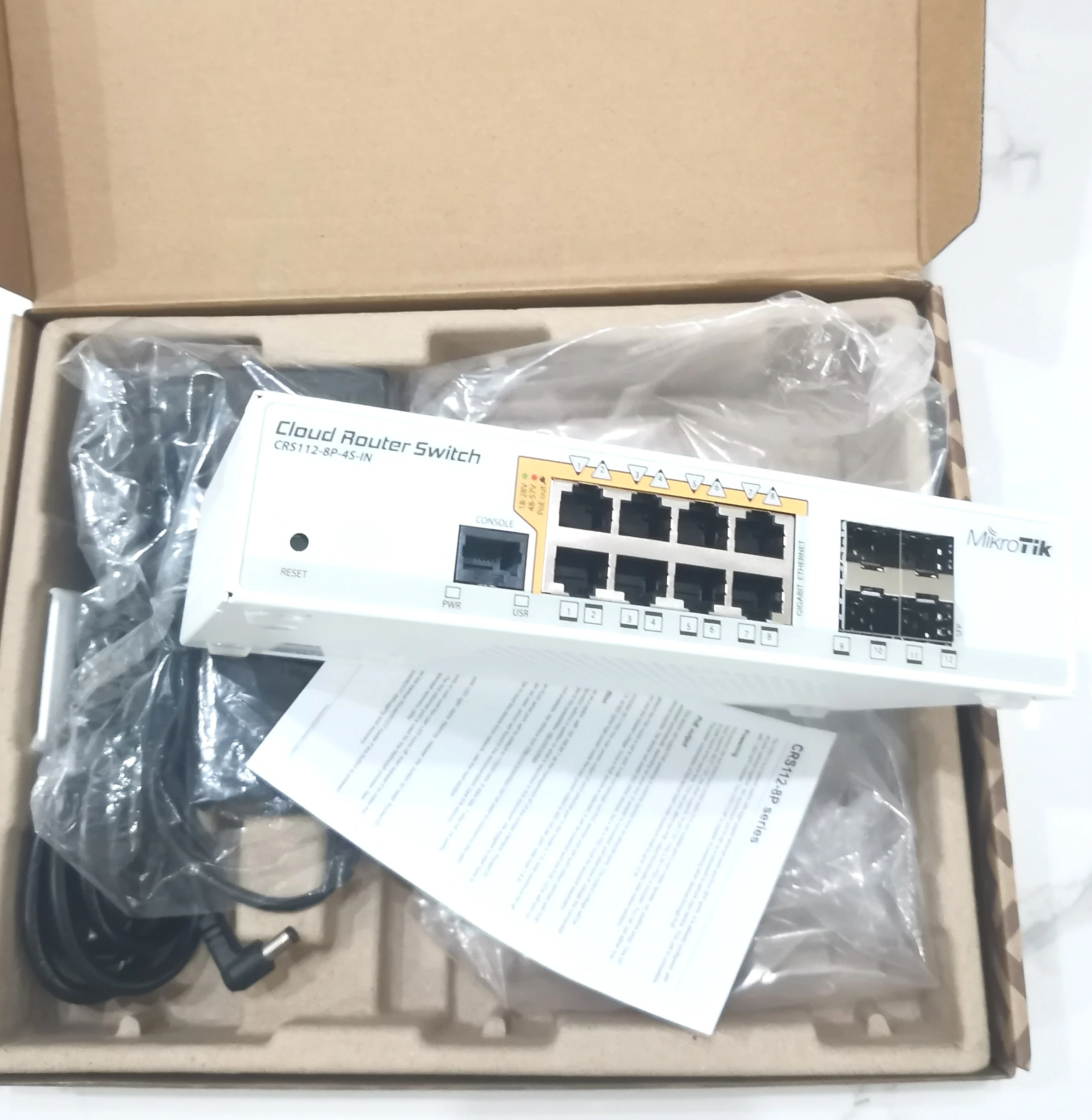 MikroTik CRS112-8P-4S-IN 4 SFSギガビットROS有線Poe