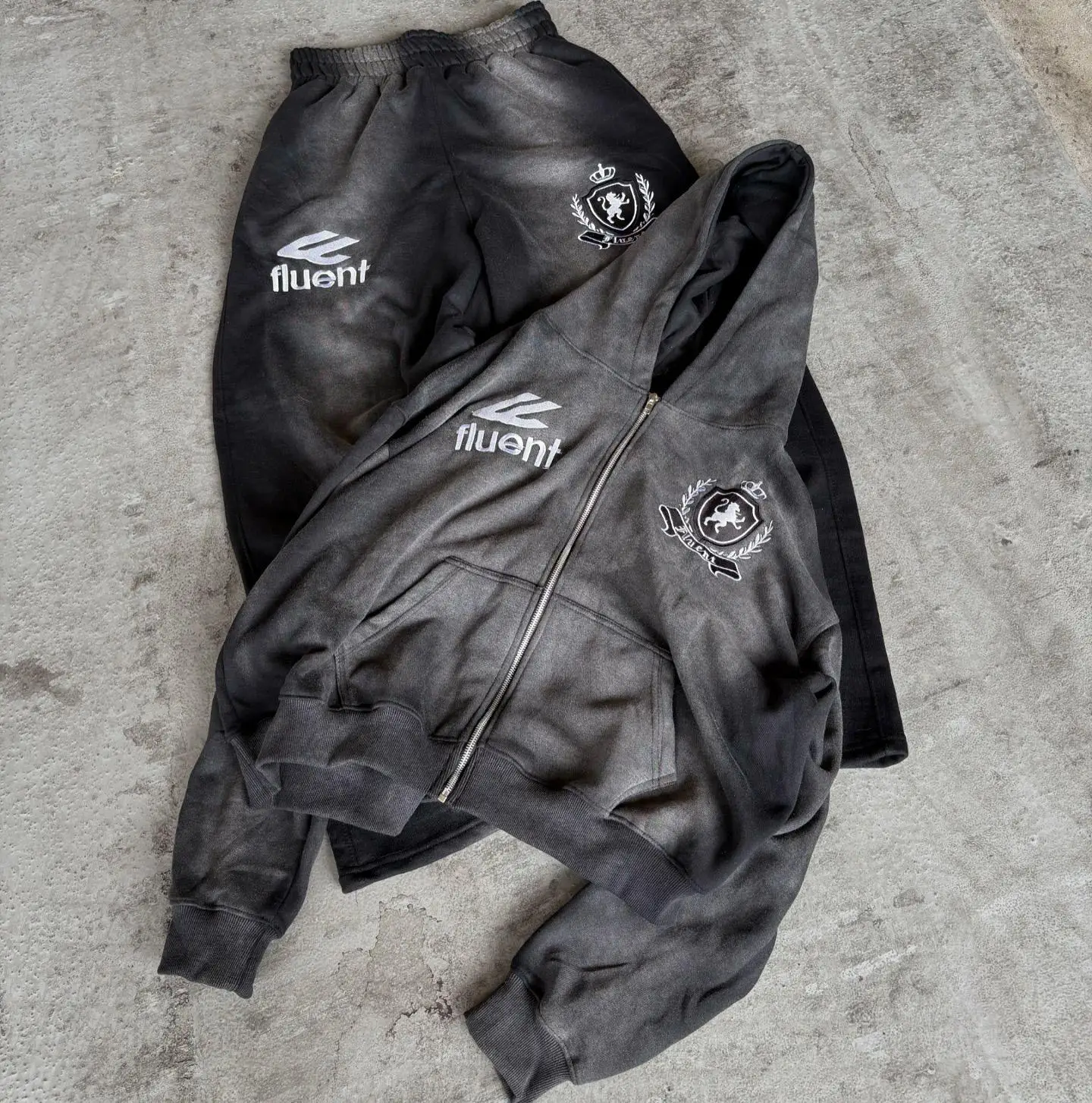 Tilpasset solbleget tracksuit-sæt med forældede sweatpants og hoodie, broderi til mænd, syrefarvet, zip-up hoodies og sweatshirts til mænd