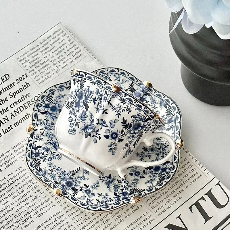 Service à Café Blanc Et Bleu En Porcelaine Opaque - 4 Tasses Et Soucoupes ? (voir Photos)