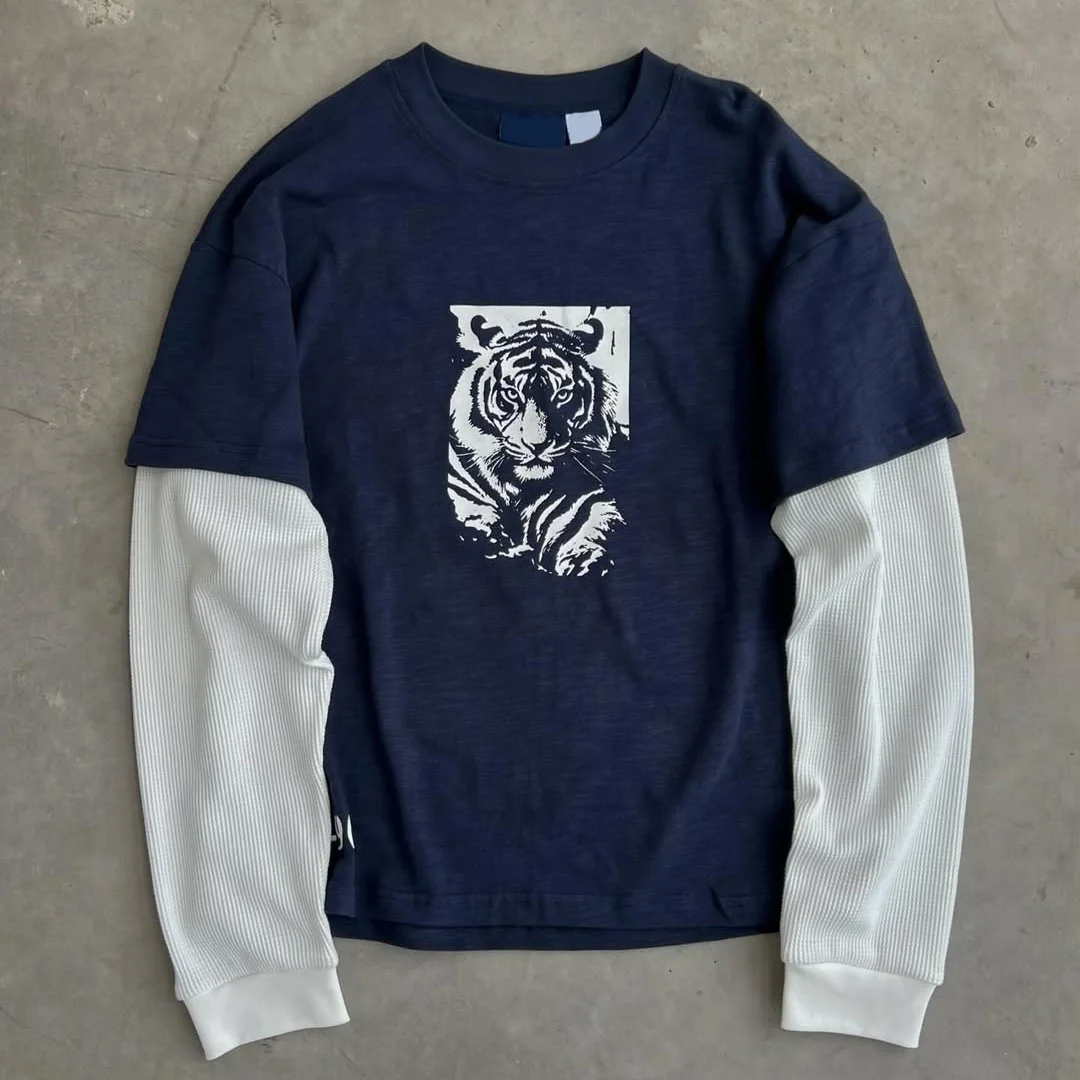 Dostosowana męska długa koszulka z kołnierzykiem typu crew neck wykonana w 100% z bawełny, styl vintage, streetwear, dopasowana do sylwetki, z cyfrowym nadrukiem graficznym DTG